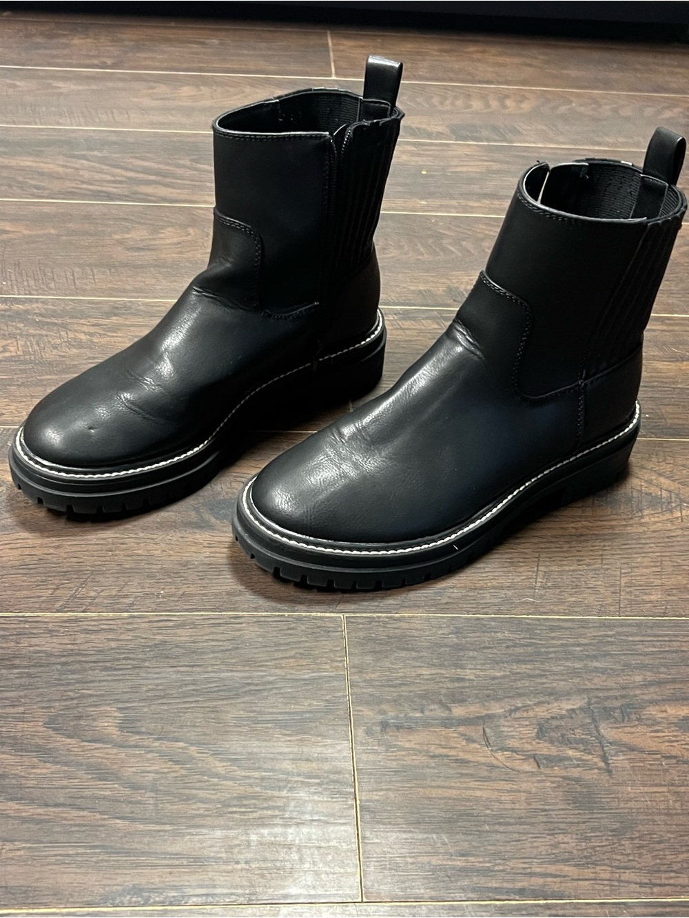 Time and Tru Black Chelsea Lug Sole Ankle Boots Women’s Size 8.5 EUC